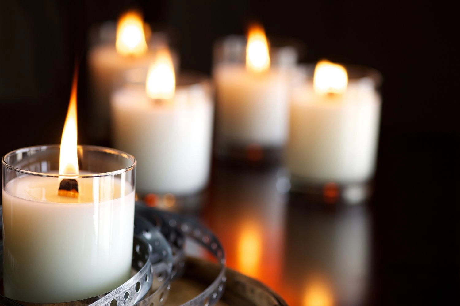 an Interactive Guide to Choosing Between Wax Melts and Candles for Travel
